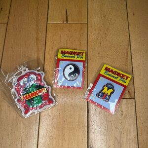 MARKET GLOBAL DESIGN KEYCHAIN + 2x MARKET Pins‎